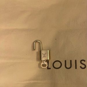 #311 Authentic Lv lock 🔐 and key 🔑 with unbranded chain